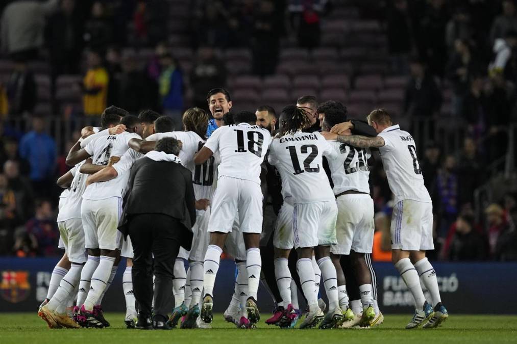 La celebración de los jugadores del Real Madrid en la cancha del Spotify Camp Nou tras el final del partido.