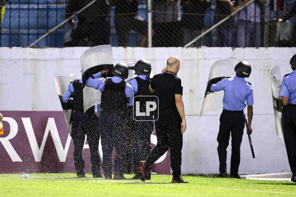 Fabián Coito tuvo un recibimiento hostil en el estadio Morazán, donde los aficionados del Real España le mostraron su rechazo tras su fracaso como entrenador de la Selección de Honduras.