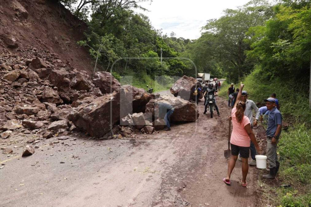 Derrumbe en Ceguaca, Santa Bárbara. Fotografía: La Prensa. 