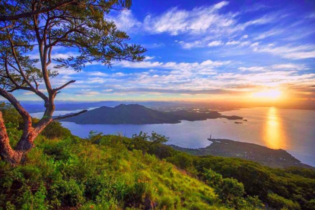 El mirador de la Isla el Tigre en Amapala es un reto de 700 metros sobre el nivel del mar, pero su mayor regalo es una impresionante vista con muchos colores para disfrutar en paz.