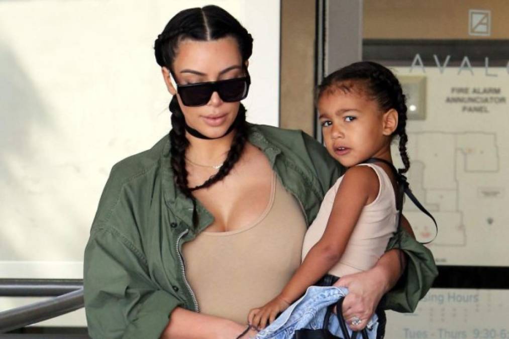 North West, la hija de Kim Kardashian y Kanye West, se ha convertido en toda una pequeña amante de la moda a su corta edad, ya que apenas cuenta con seis años y viste casi como su mamá.