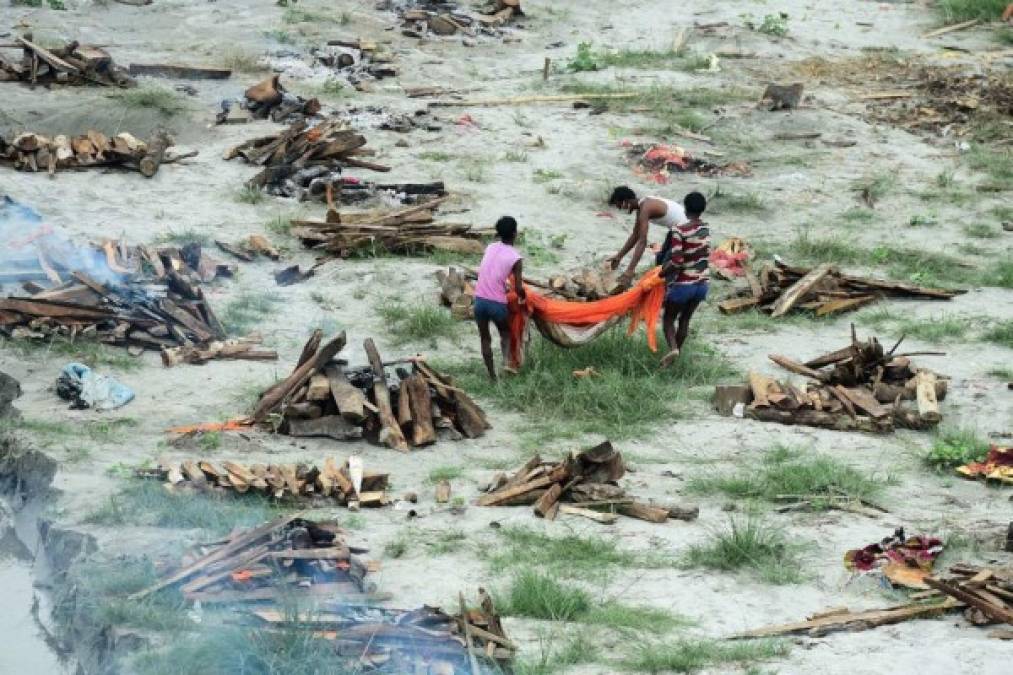 - 600 sepulturas -<br/><br/>Decenas de cuerpos parcialmente sumergidos seguían tirados en el río, constató la AFP. En el punto álgido de la segunda ola de la epidemia, hasta 600 cadáveres fueron enterrados sumariamente en las orillas del Ganges, según las autoridades de la ciudad.