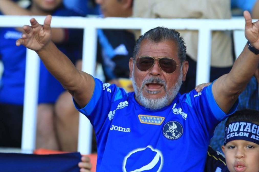 Este seguidor del Motagua alentando a su equipo en el Nacional.