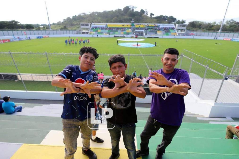 Aficionados del Motagua haciendo el gesto del Águila antes del partido.