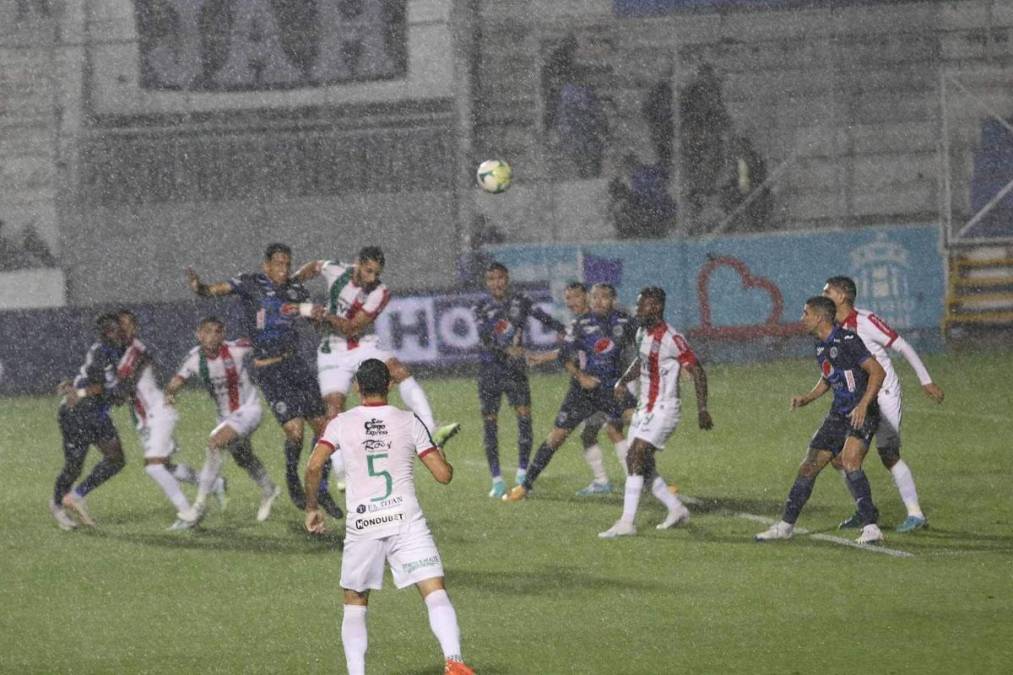 En el inicio del partido cayó una copioso lluvia sobre el estadio Nacional Chelato Uclés.
