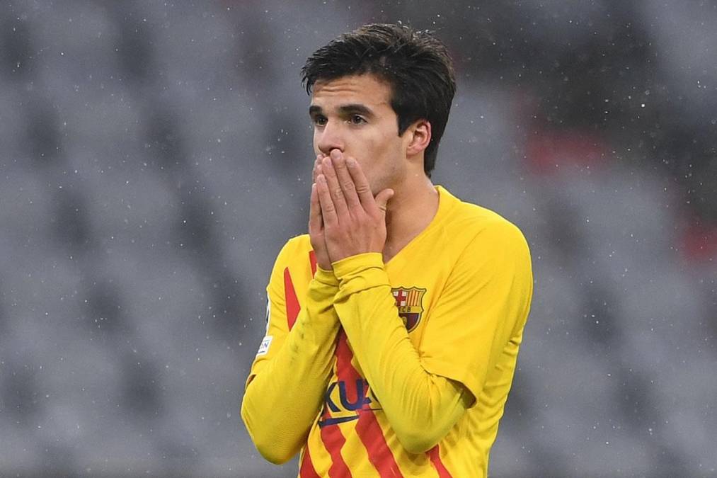 Riqui Puig - El canterano tampoco cuenta para Xavi Hernández, está viviendo prácticamente lo mismo que con Ronald Koeman. Pese a su incuestionable talento, capacidad y técnica estaría en la lista negra del entrenador.