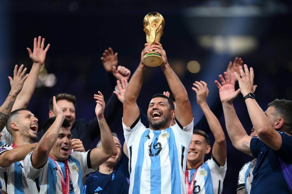 Kun <i>Agüero estuvo como invitado especial y alzó la Copa.</i>