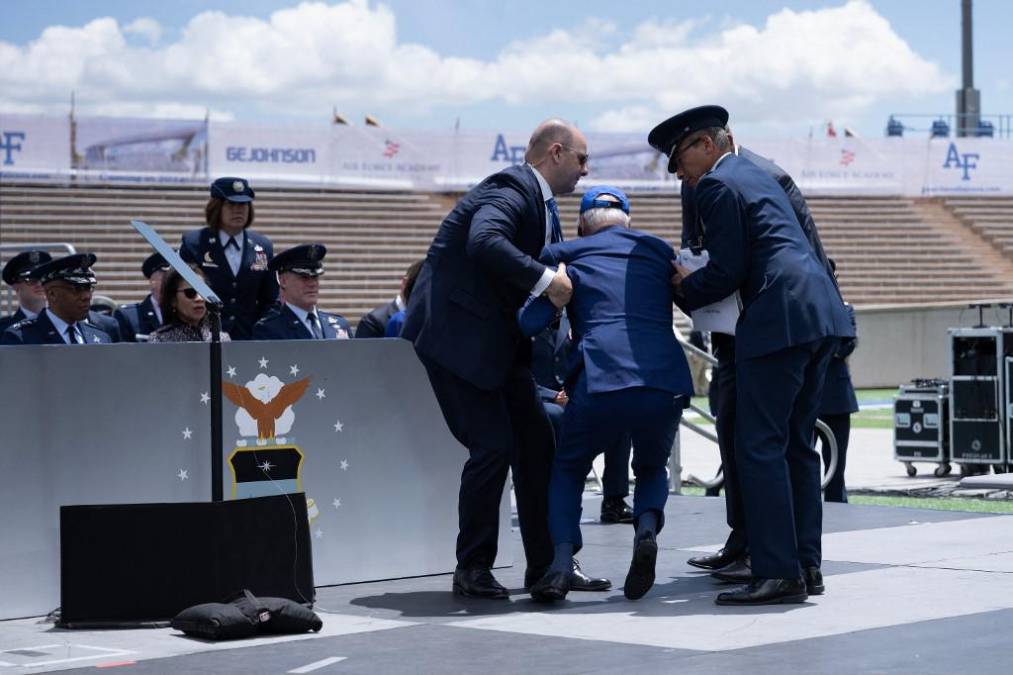 Biden se tropieza y cae al suelo en una academia militar