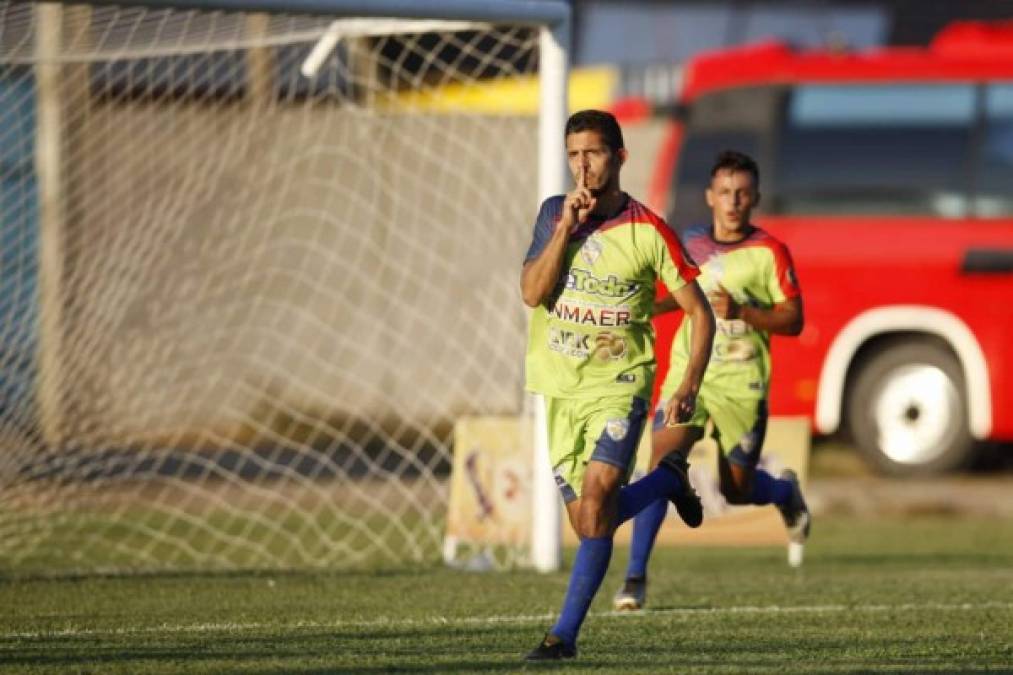 Juan Ramón Mejía le dio el triunfo al Real de Minas con un lanzamiento de penal y así lo celebró.