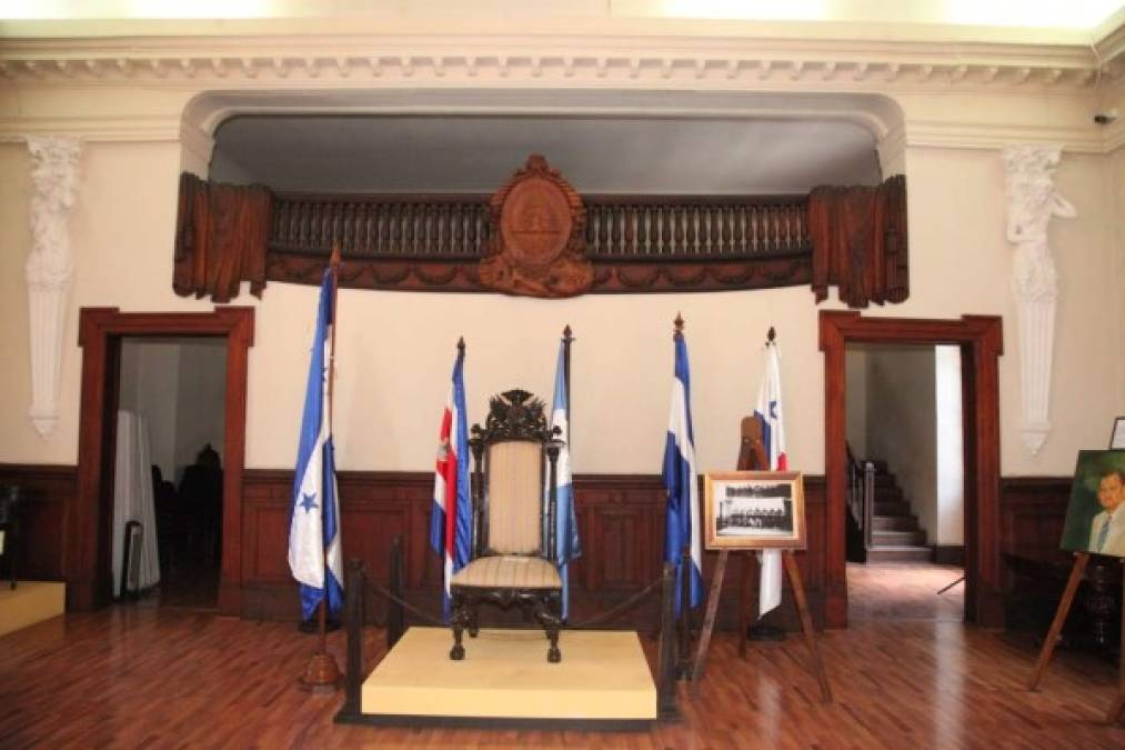 Se conserva también la silla presidencial.