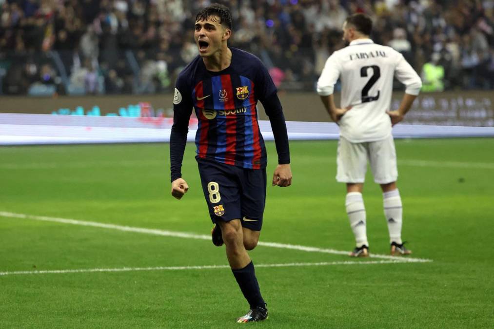 Pedri corre a celebrar su golazo para la victoria del Barcelona ante el Real Madrid.