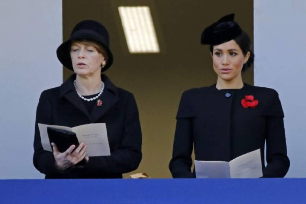 Un detalle que ha llamado la atención de la prensa, es que Meghan fue colocada en otro balcón para la ceremonia.