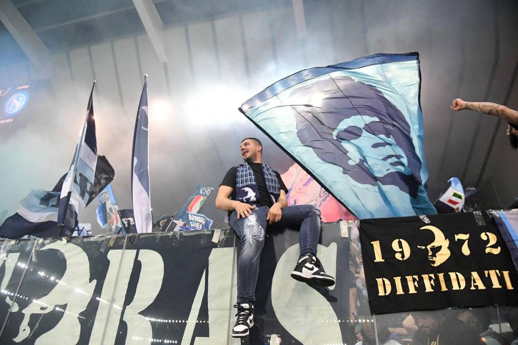 Banderas con el rostro de Diego Maradona flamearon en el Stadio Friuli. La imagen del máximo ídolo del Napoli estuvo presente en la conquista del Scudetto.