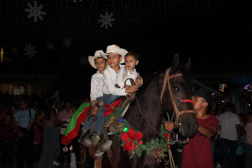 Sebastián Rodrigo y Leonardo Torres ganaron el primer lugar del concurso que premió a los mejores jinetes del desfile hípico navideño