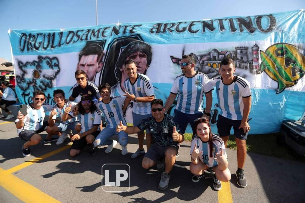 Bailes, carne asada, manta de Maradona y hasta un Lamborghini: las fotos del ambientazo en el Argentina-Honduras