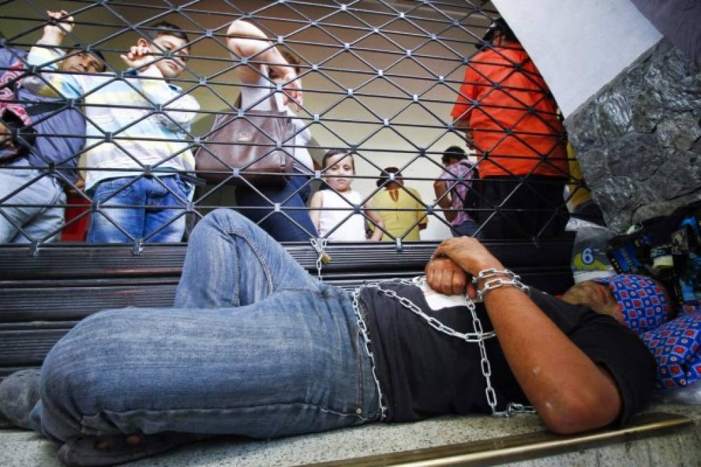 Un ciudadano venezolano se apostó en las afueras de las oficinas de migración de su país en protesta por la deportación de los colombianos.