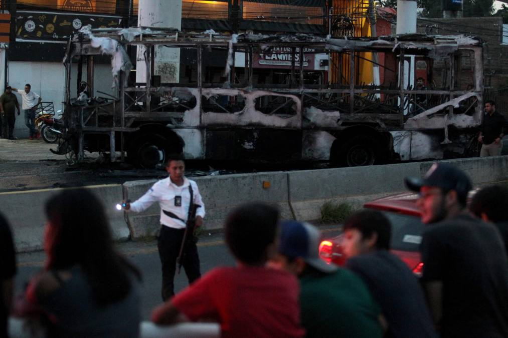 Solo en Jalisco fueron quemados al menos 13 vehículos y una tienda de abarrotes. 