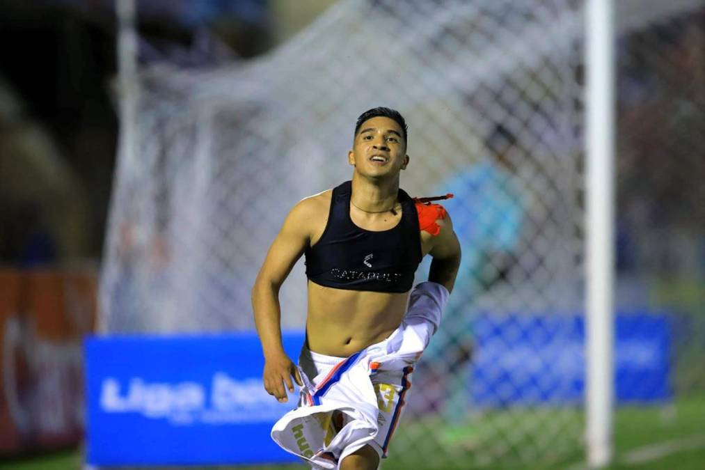 Michaell Chirinos celebró su octavo gol del campeonato quitándose la camiseta. Se ganó la tarjeta amarilla.