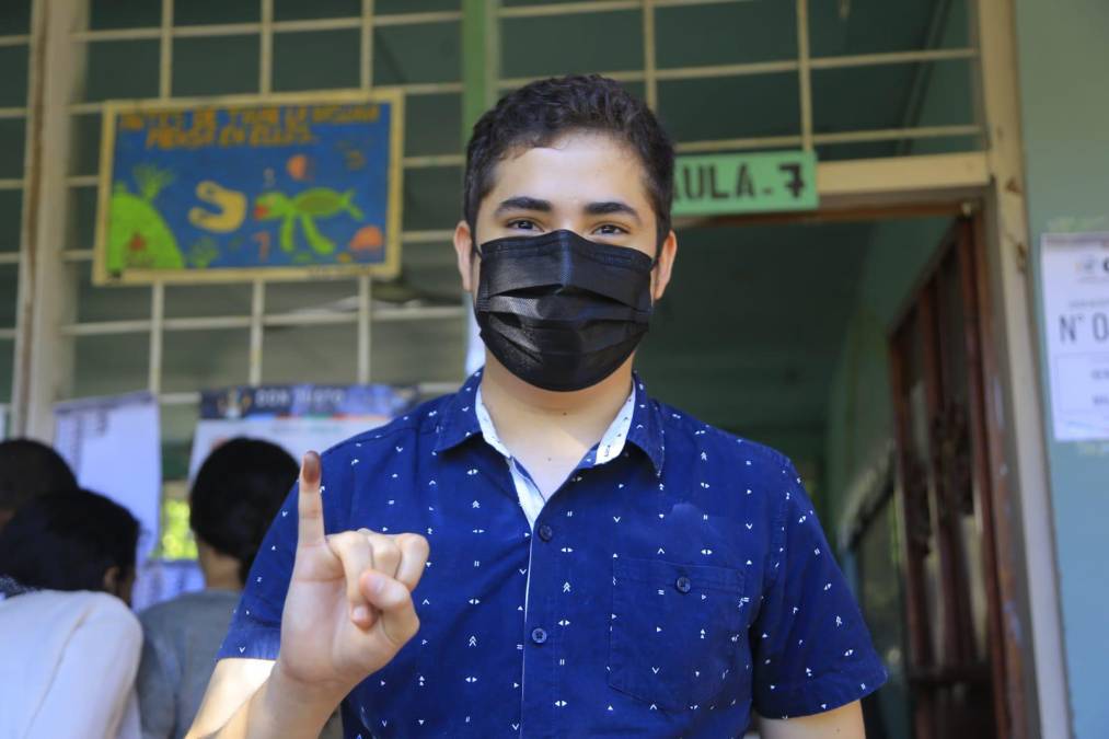 Con la esperanza de generar cambios en la política hondureña, cientos de jóvenes llegaron hasta sus centros de votación para escoger a las autoridades que gobernarán el país en los próximos cuatro años. 