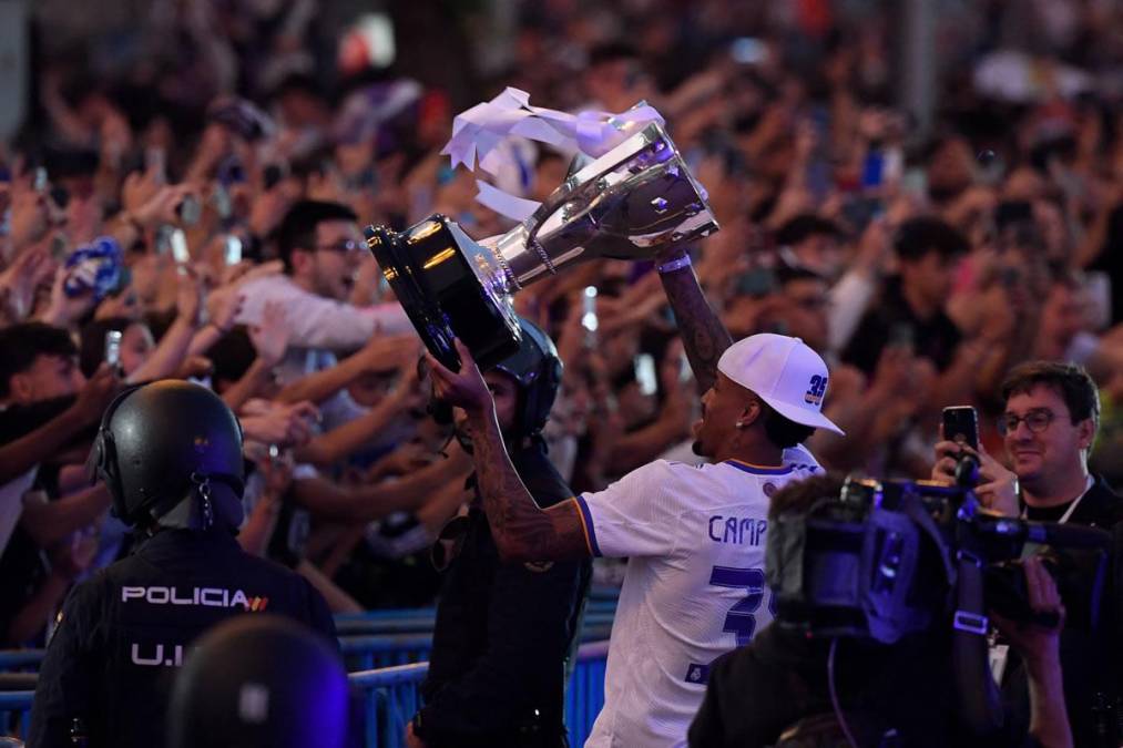 Éder Militao ofreció la copa a los aficionados del Real Madrid en la plaza Cibeles.