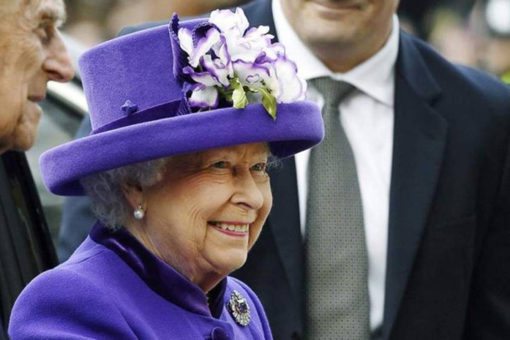 La reina Isabel II<br/>Abuela del novio, 92 años<br/>Monarca desde 1952. Durante su reinado, el país vivió una transformación radical -perdió el Imperio, se convirtió en multirracial, entró y salió de la Unión Europea-, que la convirtió en una presencia constante y tranquilizadora.