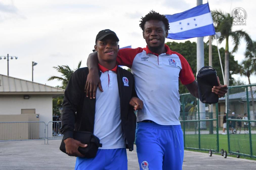 Los jugadores del Olimpia disfrutaron del ambientazo que se vivió durante el partido.