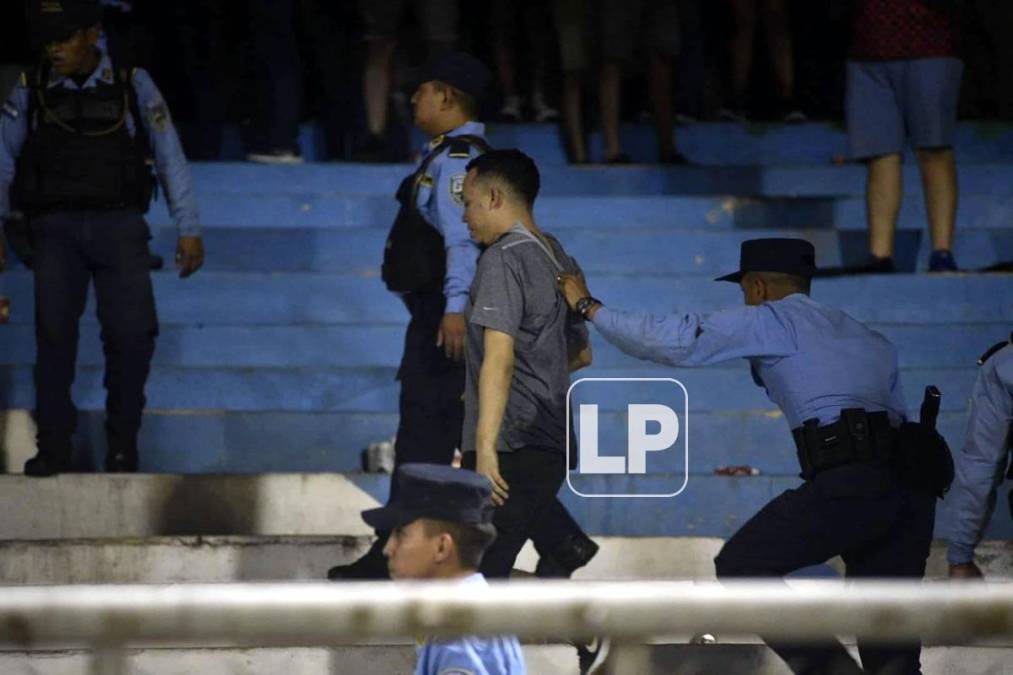 Pero la Policía Nacional terminó deteniendo al aficionado.