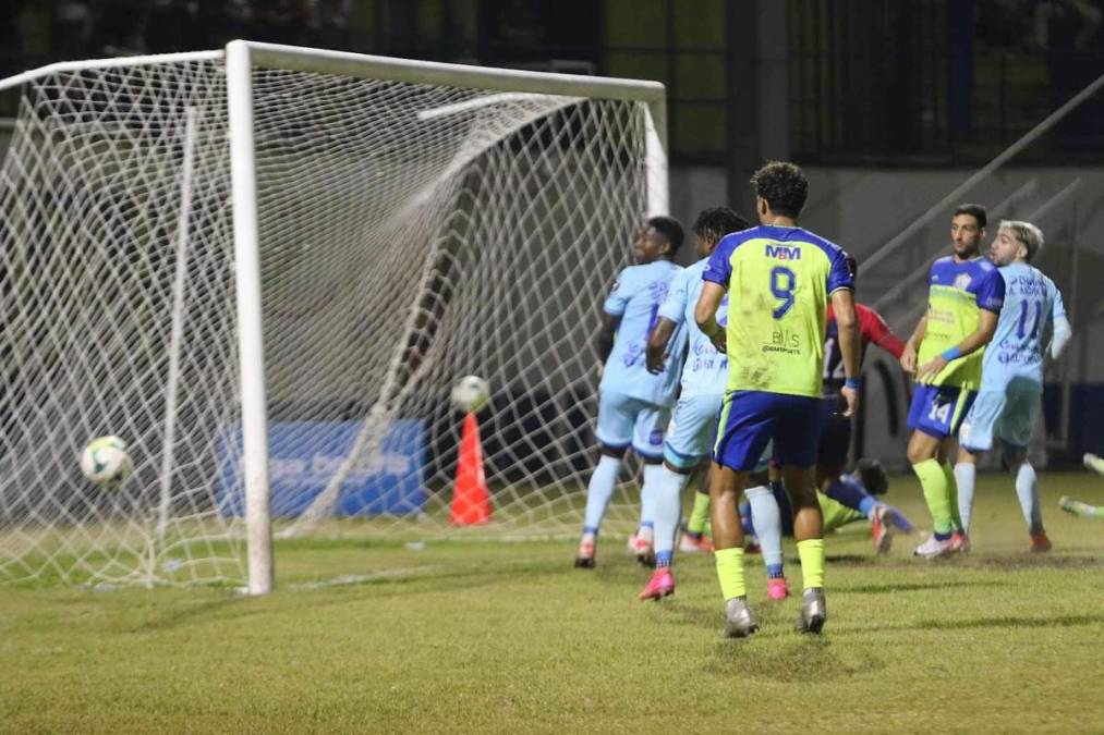 El balón entrando en la portería del Olancho FC tras el disparo de Yeison Mejía para el empate 2-2 del Motagua.