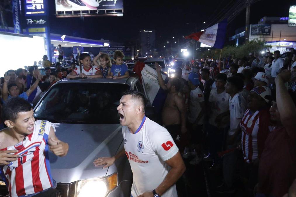 Cánticos, gritos y una euforia total por parte de los aficionados del Olimpia.