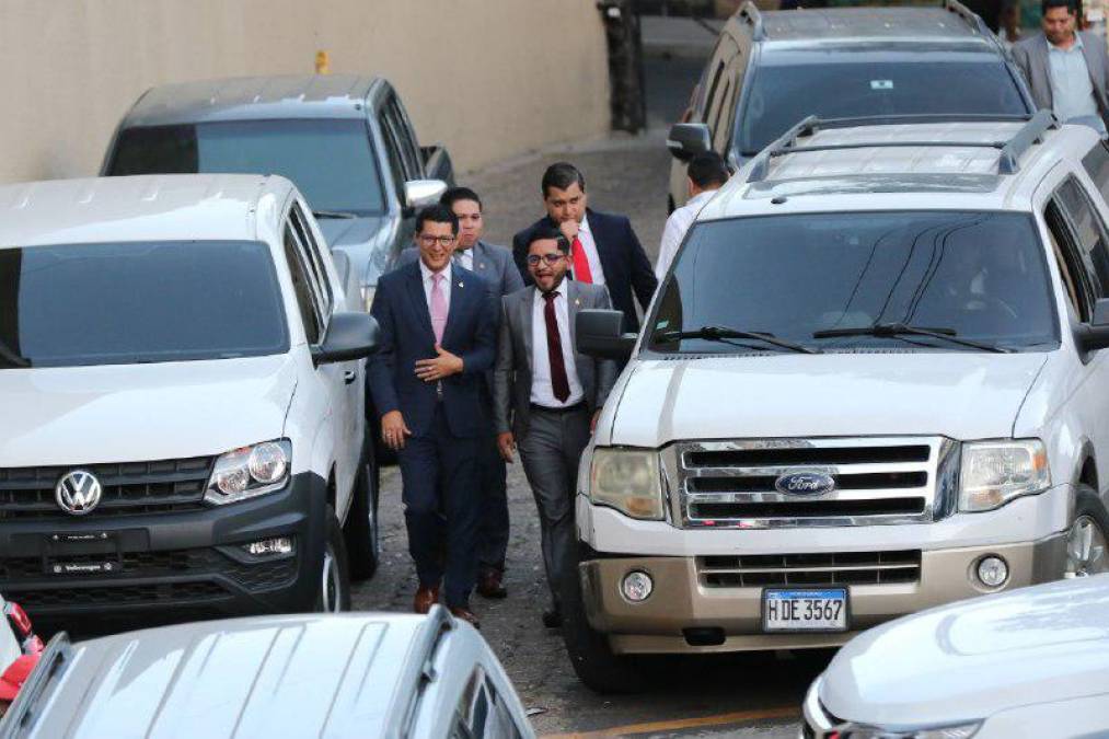 Diputados hondureños comenzaban a llegar en la tarde al Congreso Nacional. 