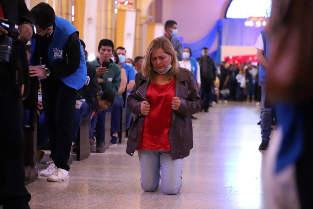 Una mujer reza a la Santísima Virgen María de Suyapa este 03 de febrero de 2023.