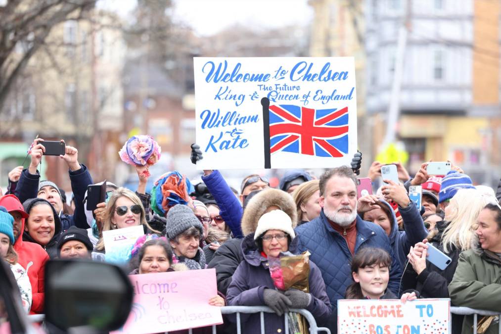 Los príncipes de Gales se dan un baño de masas en EEUU pese a nuevo ataque de los Sussex