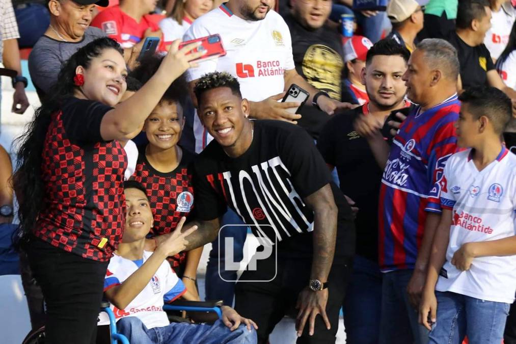 Romell Quioto fue furor en las gradas del estadio Nacional Chelato Uclés y se tomó fotos con varios aficionados del Olimpia.