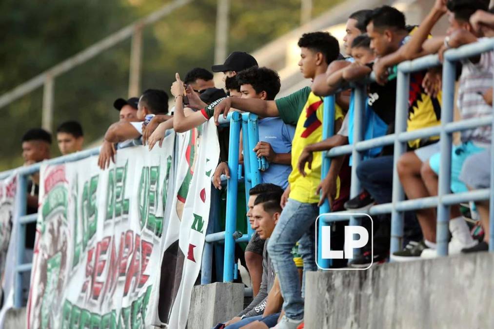 Aficionados del Marathón llegaron al estadio Emilio Williams de Choluteca para alentar al equipo ante la UPN.