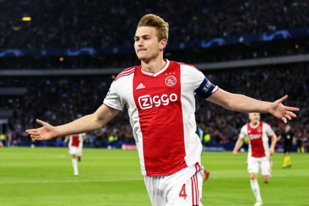 El Barcelona está teniendo un serio problema en el fichaje de Matthijs de Ligt. Diario Marca informa que el agente del futbolista del Ajax, Mino Raiola, está pidiendo una millonaria comisión y eso ha retrasado la negociación. El representante pide el 20% del traspaso de 70 millones de euros como comisión, es decir, 14 millones, una cifra excesivamente alta, cuando los porcentajes para los agentes suele estar entre el 5% y el 10%. El Ajax no está dispuesto a perder un 20% de esos 70 millones ni el Barça a subir la oferta para compensar esa pérdida al club holandés.