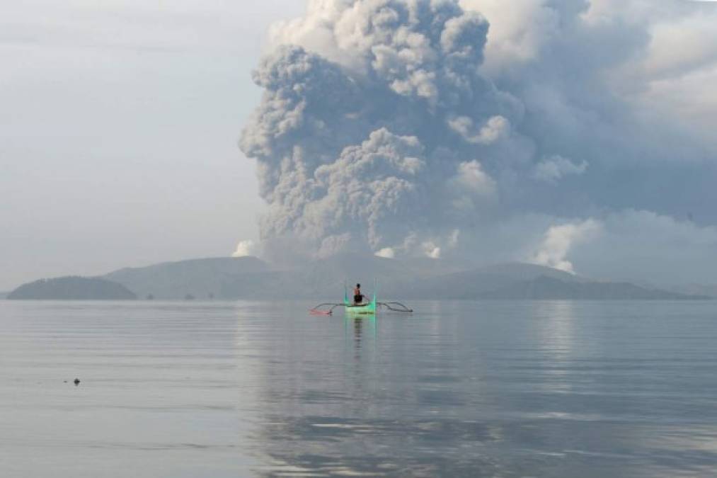 En las zonas aledañas al volcán, desde ayer todo está cubierto de una gruesa capa de ceniza y humo tóxico, por lo que el Departamento de Salud recomendó no estar al aire libre y si lo hacen que usen gafas y mascarillas, aunque éstas se han agotado hasta en Manila.<br/>También desaconsejan conducir, ya que la visibilidad es limitada y el suelo está resbaladizo por culpa de la ceniza.<br/>