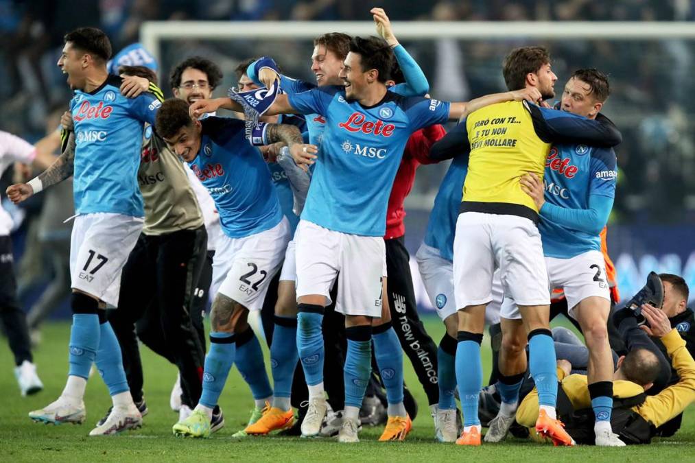 Los jugadores del Napoli celebrando sobre el campo tras el final del partido ante Udinese.