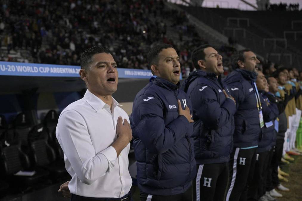 Luis Alvarado y su cuerpo técnico entonando el himno nacional de Honduras.