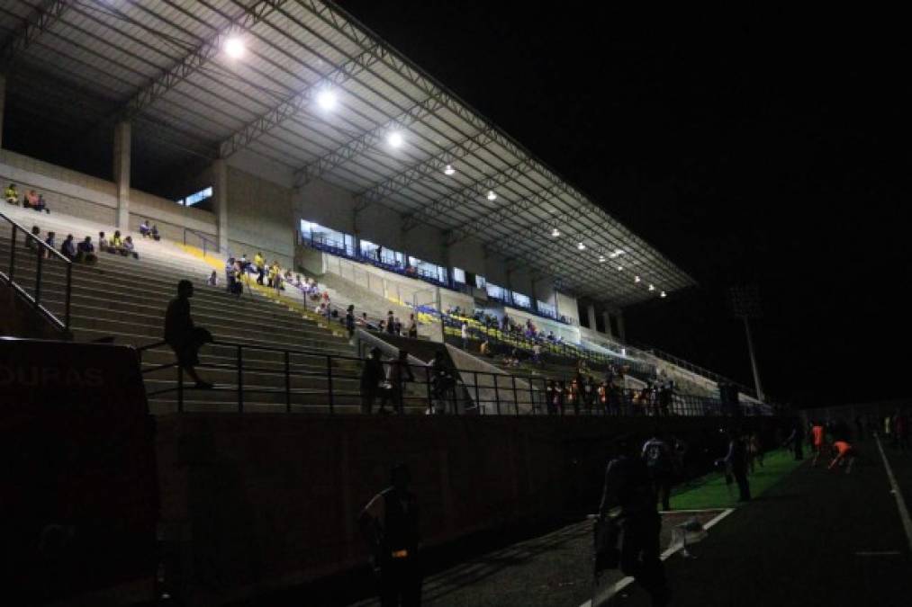 El estadio Emilio Williams Agasse de Choluteca estuvo sin energía eléctrica un buen tiempo y el partido UPN-Real España se atrasó 45 minutos.