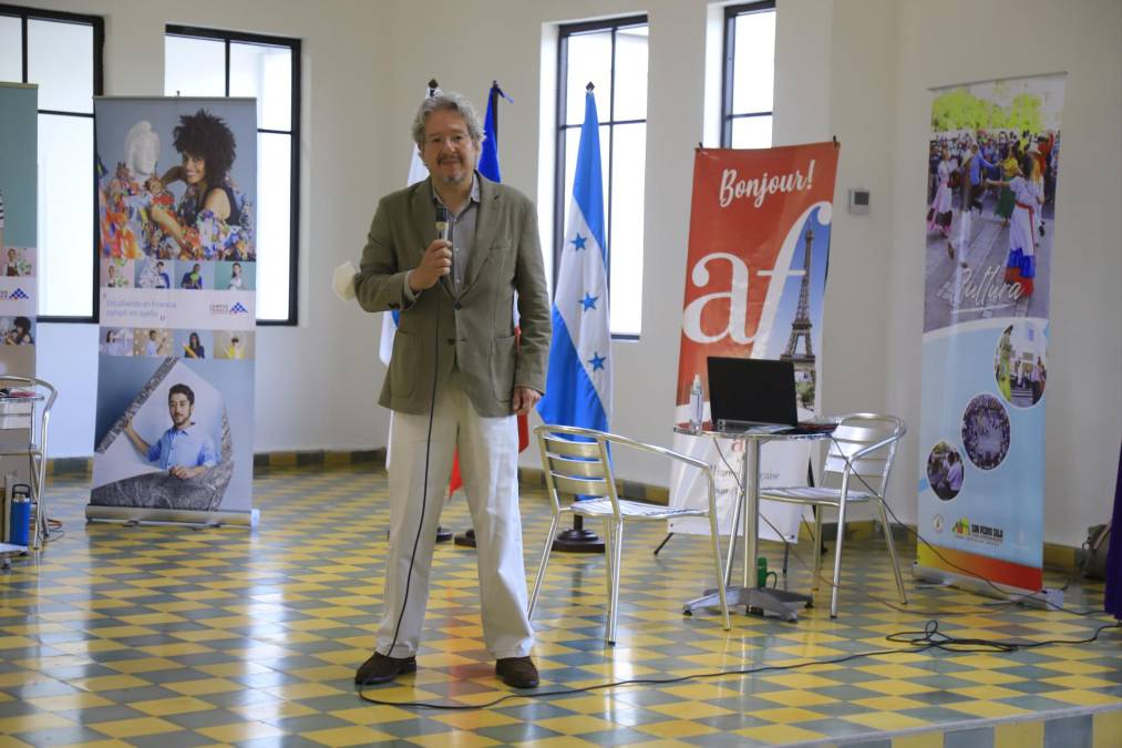 Embajador de Francia en Honduras, Emmanuel Pineda durante su discurso en el acto inagural de la exposición de dibujos infantiles.