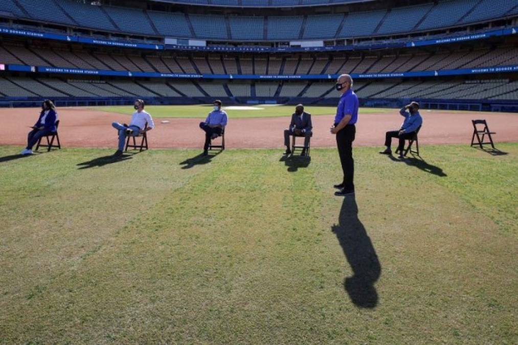 California también convirtió el Dodger Stadium de Los Angeles en un centro de vacunación.