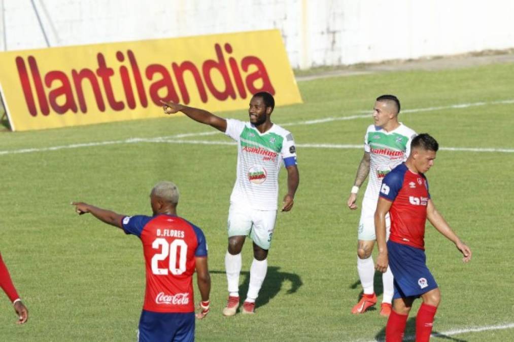 Dabirson Castillo celebrando su gol para el empate 2-2 ante el Olimpia.