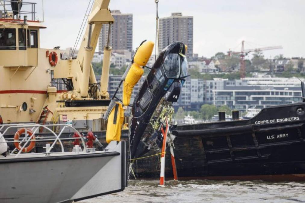 El piloto logró salir de la aeronave tras caer al río y fue rescatado por un marinero latino que se encontraba en el primer ferry que llegó al lugar del accidente.
