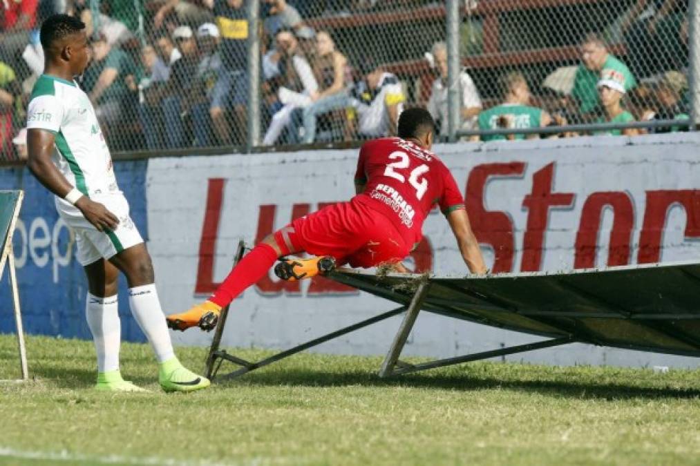 Secuencia del duro golpe que sufrió Yaudel Lahera, delantero del Marathón, al estrellarse con una valla publicitaria.