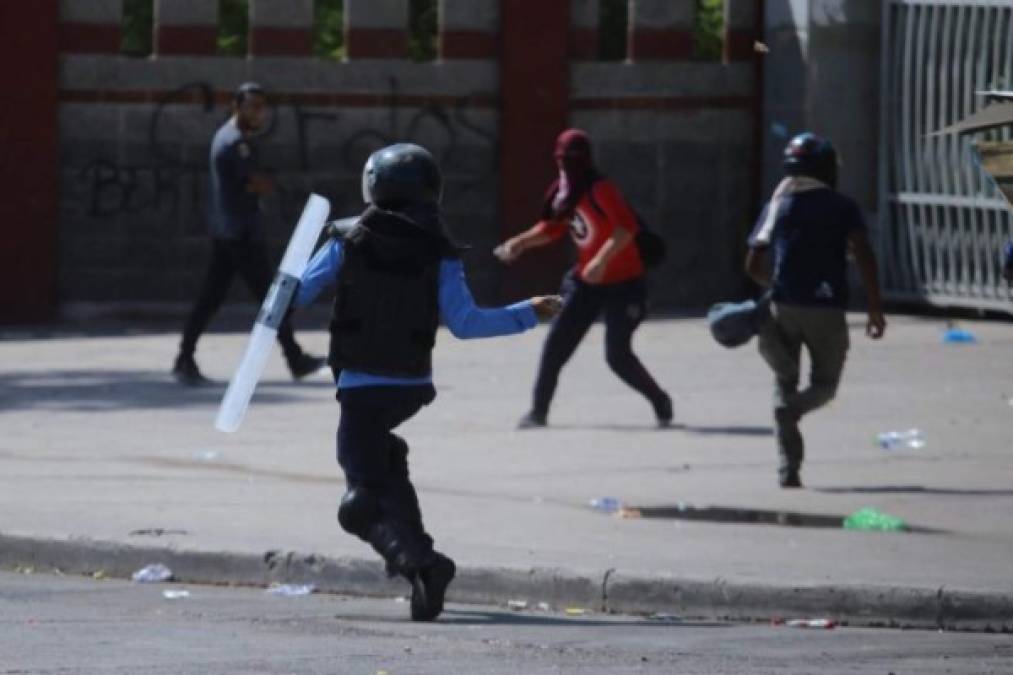 Los manifestantes lanzaron piedras a los policías que llegaron a desbloquear el bulevar Suyapa.