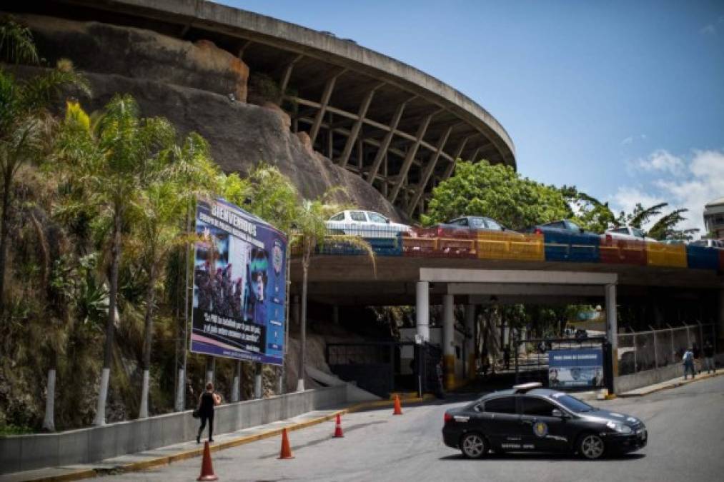 El edificio, cuyo diseño evoca el de la torre de Babel, se levantó sobre una roca, 'con una superficie de construcción de 60.000 m2, iba a tener un helipuerto, un hotel, un gran domo en la parte superior, tecnología de punta, 300 tiendas y ascensores fabricados en Viena', destaca la BBC.