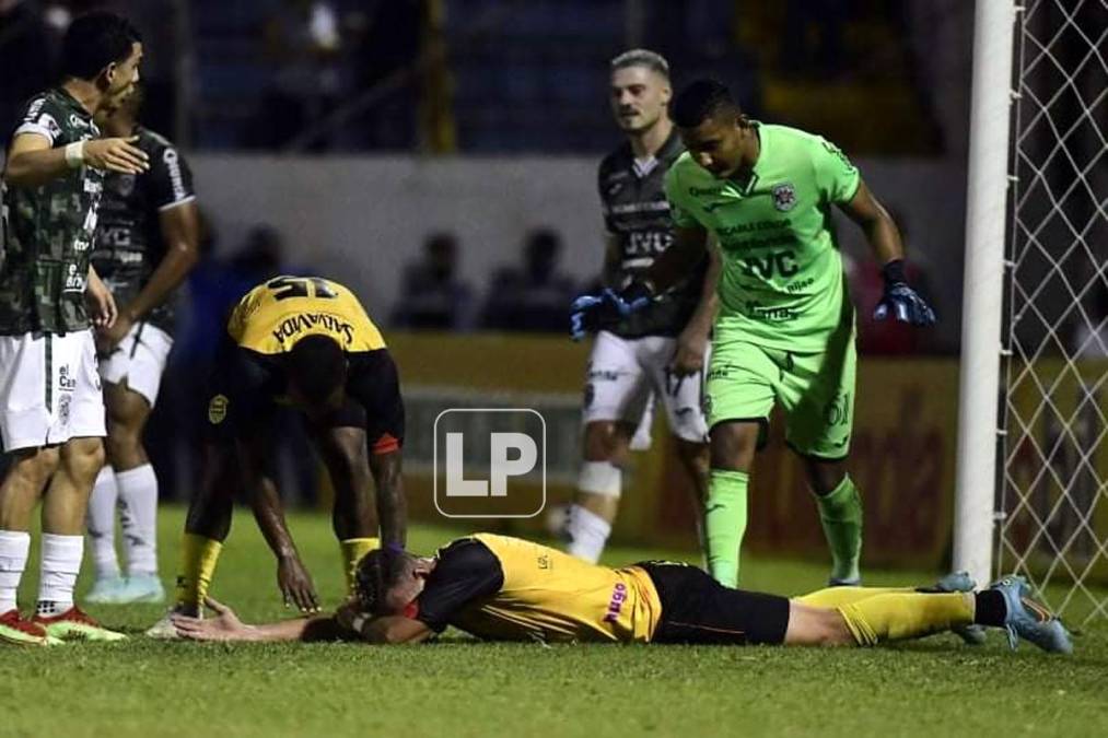 El mexicano Omar Rosas entró de cambio en el segundo tiempo, pero se lesionó y tuvo que salir del campo.