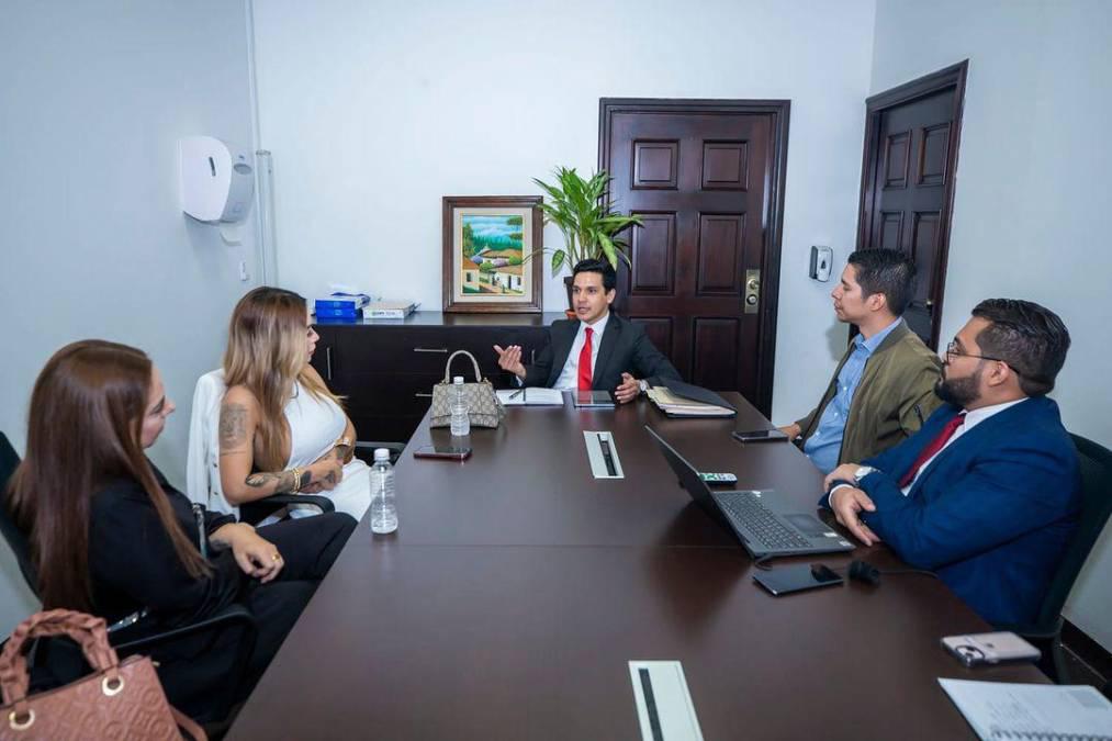 Fue el subsecretario de Prensa de Casa Presidencial, Carlos Estrada, quien divulgó la información y publicó fotografías de una reunión que sostuvo con Jennifer Funes.