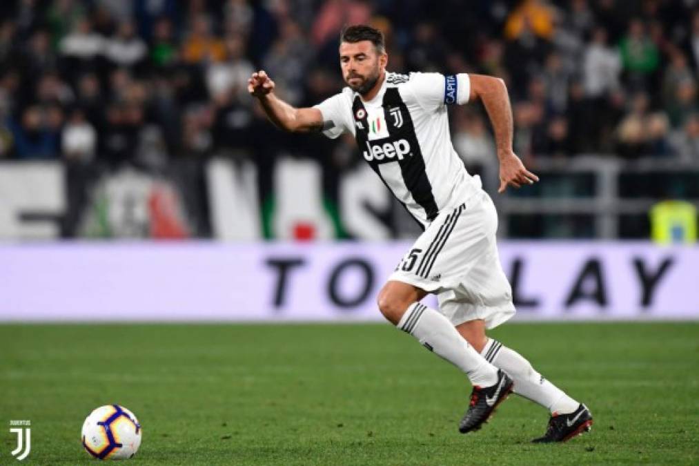Andrea Barzagli: El defensor italiano de 37 años de edad no seguirá en la Juventus para la próxima campaña.