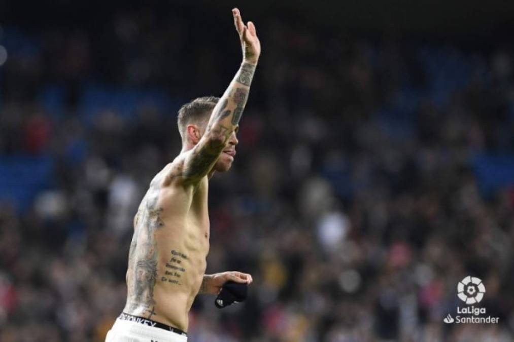 Sergio Ramos lució sus tatuajes al final del partido tras regalar su camiseta.